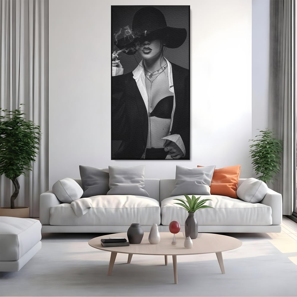 Tablou canvas cu tablou canvas cu femeie fumand sub palarie, in rama de aluminiu negru, pe perete intr-un living